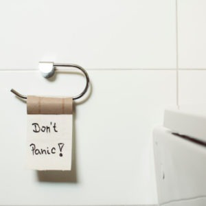 Letztes Blatt einer WC-Papier-Rolle mit der Beschriftung "don`t panic"