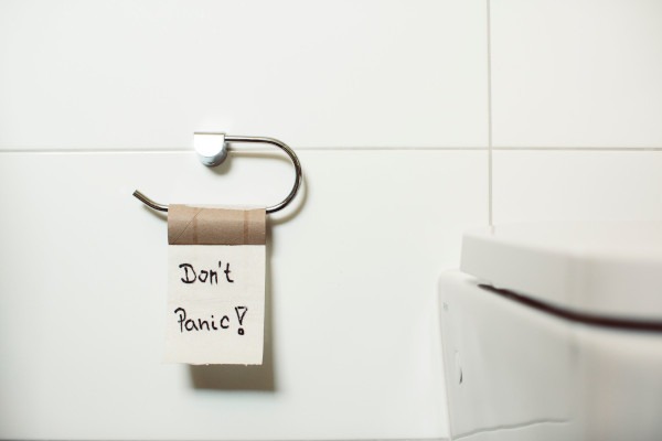 Letztes Blatt einer WC-Papier-Rolle mit der Beschriftung "don`t panic"