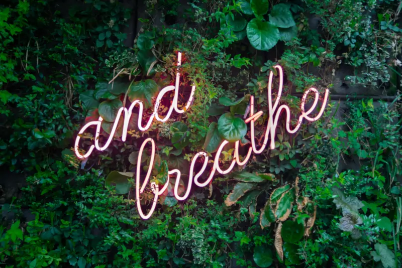 Schriftzug "and breathe"