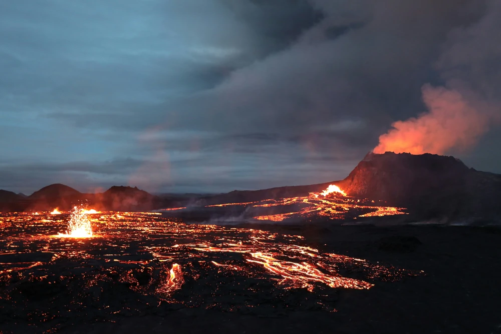 Aktiver Vulkan, dessen Lavaströme auch die weitere Umgebung in Brand gesetzt haben