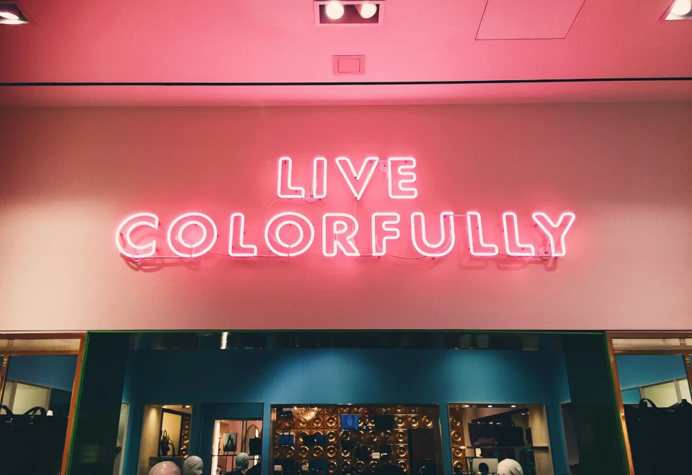 Schriftzug "Live colorfully"