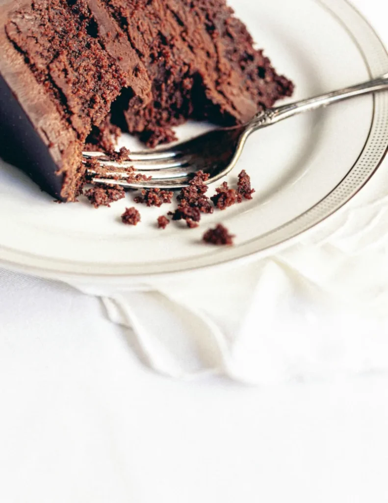 Schokokuchen, von dem bereits mit einer Gabel gegessen wurde.