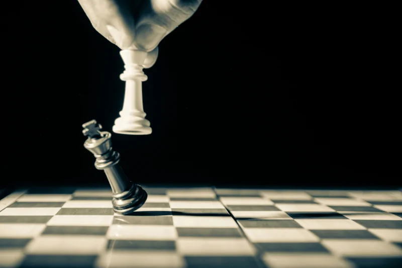 Schach Matt in einem Schachspiel, bei dem weiß schwarz schlägt als Sinnbild für Perfektionismus.
