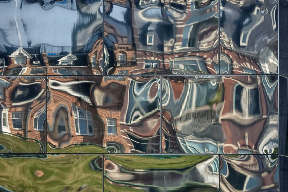 Verzerrtes Bild von einem Haus, in dem kaum Details erkennbar sind
